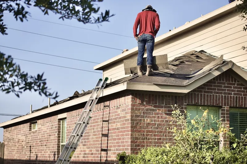 Professional roofer working on a residential roof in Arlanza